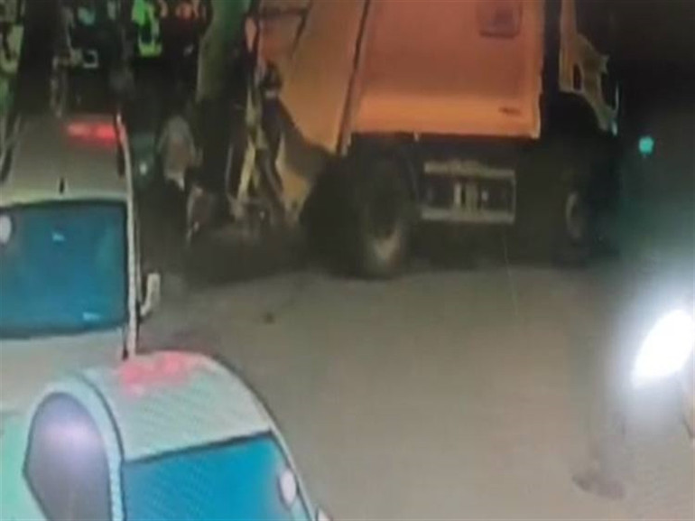 Çöp kamyonu hayattan kopardı Feci kaza kamerada