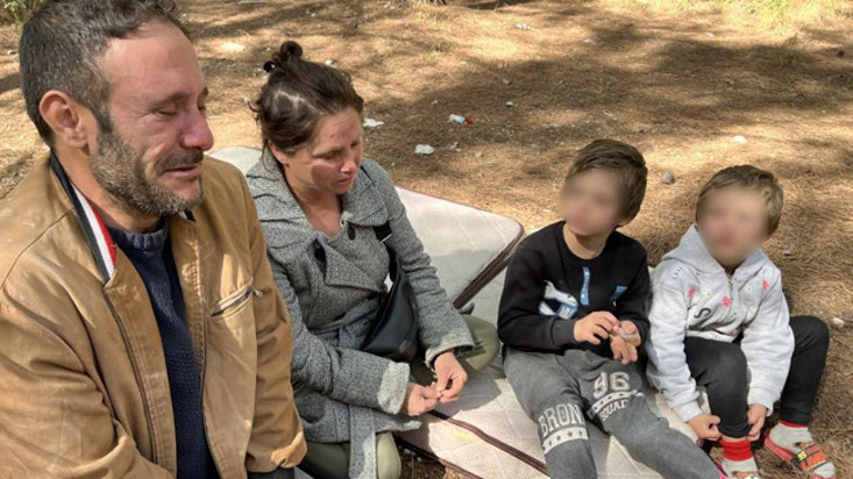 Ormanda yaşam mücadelesi veren aile