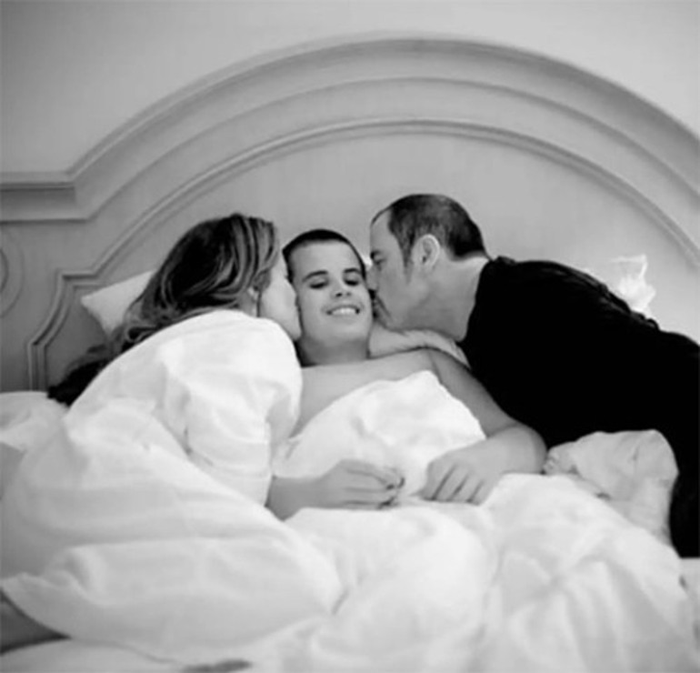 Onların büyük aşkını ölüm bile bitiremedi...Kaybettiği karısının doğum gününü kutladı... Hem kendi ağladı, hem herkesi ağlattı