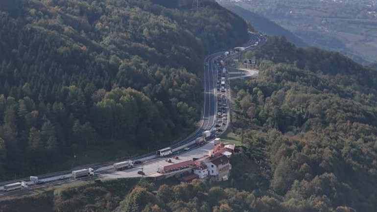 D-100 kara yolunda yoğunlaşan trafik Bolu Dağı rampaları