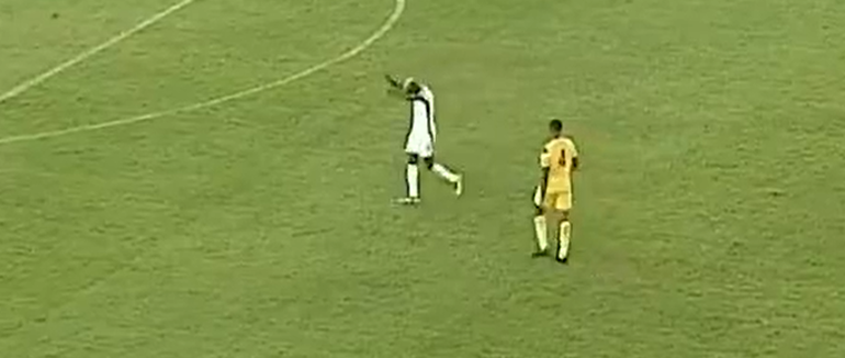 Victor Osimhen maçta yerde acı içinde