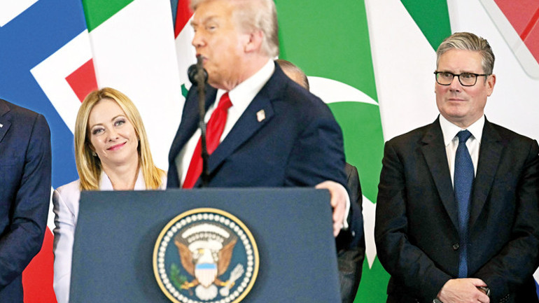 Trump zirveyi şova çevirdi: Liderler arkasına sıralandı