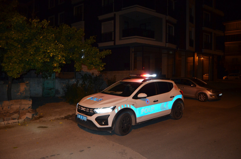 Bebek arabası ve oyuncaklar olay yerinde
