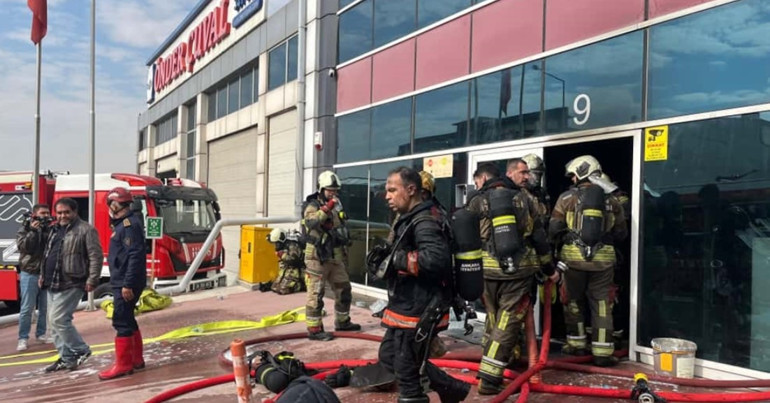 Ostim OSB'de maket imalathanesinden yükselen yoğun duman