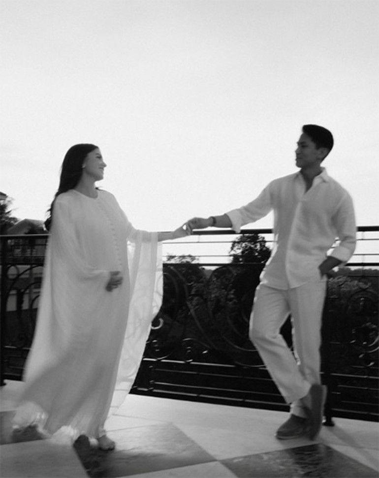 İki çocukluk arkadaşı dualarla evlenmişti... Bütün söylentiler doğru çıktı: Karım hamile, üç kişi oluyoruz