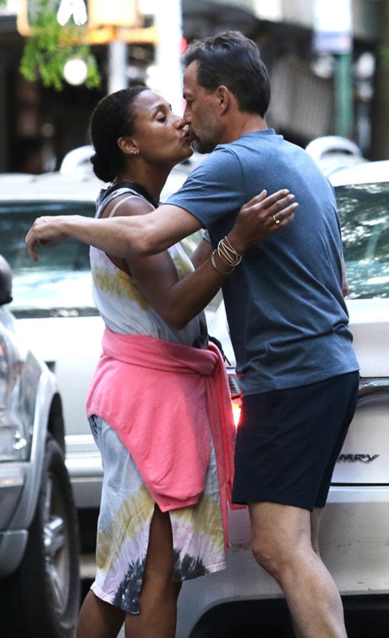 Gizli aşkları ikisinin de yuvasını yıkmıştı... Çifte ihanet evliliğe gidiyor... Nişan yüzükleri takıldı