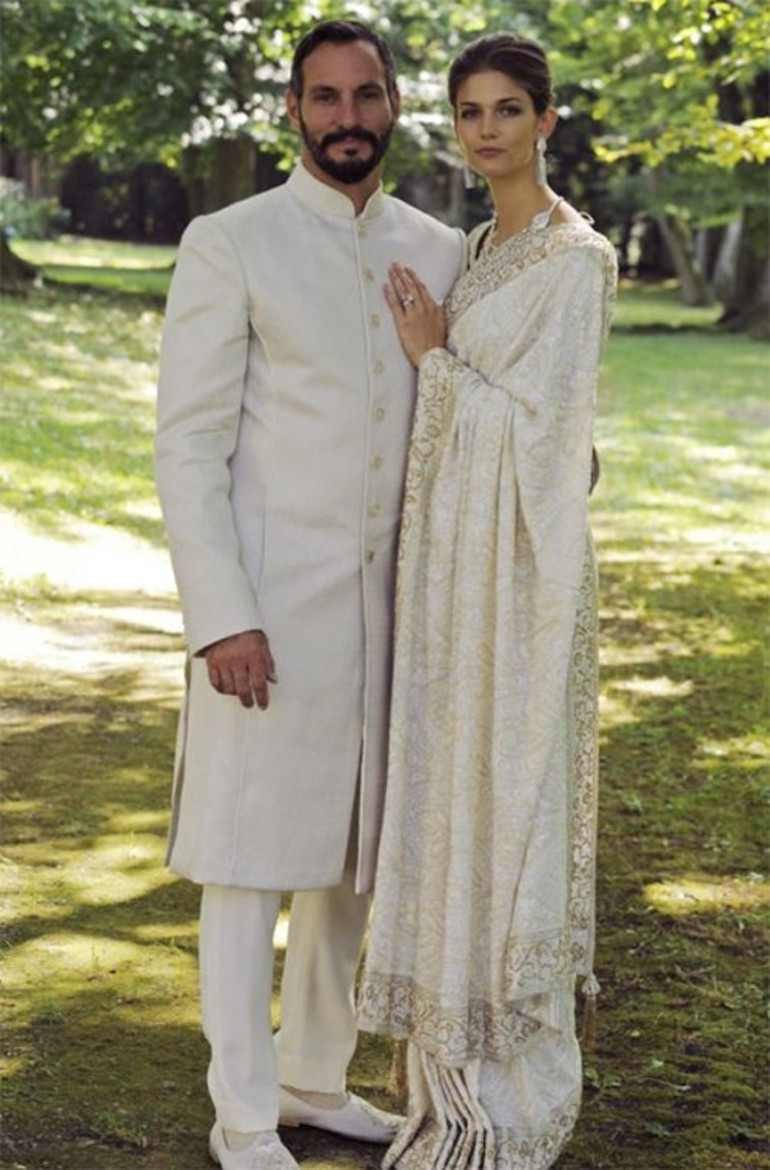 Zengin kocası uğruna adını ve dinini bile değiştirmişti... Boşandı ve yine çalışmaya başladı... Onun yaşadığı tersine peri masalı