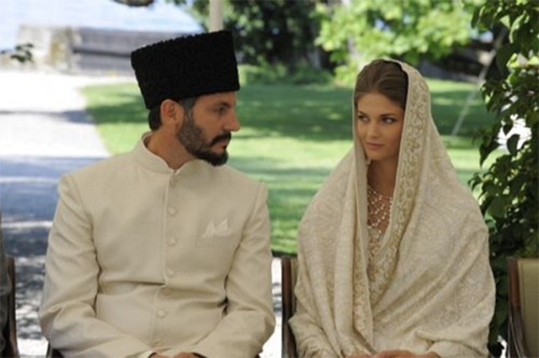 Zengin kocası uğruna adını ve dinini bile değiştirmişti... Boşandı ve yine çalışmaya başladı... Onun yaşadığı tersine peri masalı