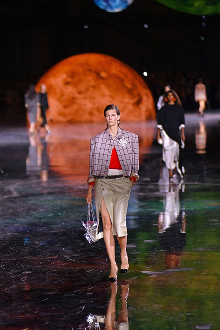 Zengin kocası uğruna adını ve dinini bile değiştirmişti... Boşandı ve yine çalışmaya başladı... Onun yaşadığı tersine peri masalı