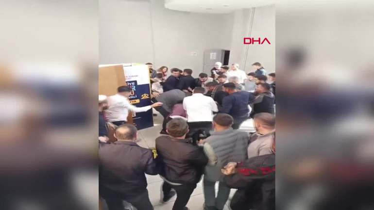 CHP kongresi karıştı: Tekme ve yumruklar havada uçuştu