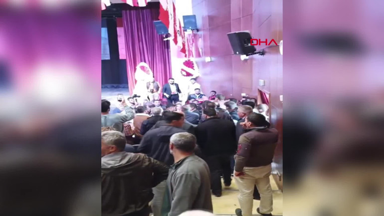 Kongre salonunda arbede