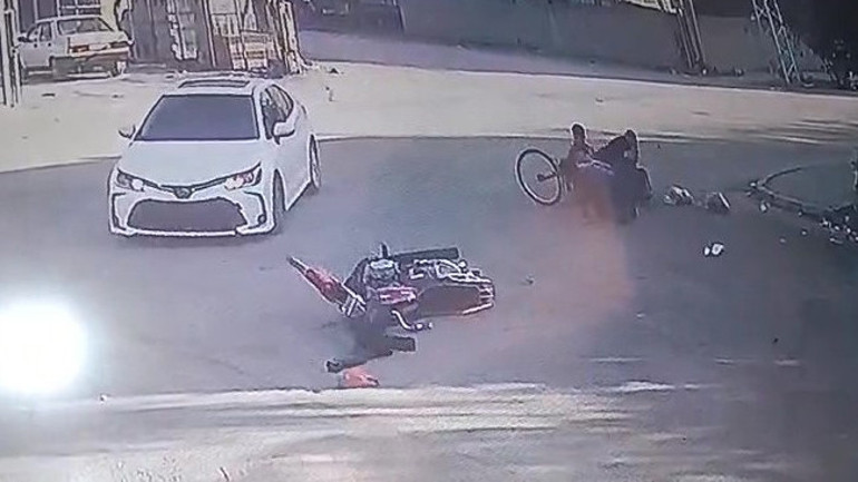 Kazada metrelerce savruldu; motosiklet kaldırımdaki çiftin üzerine düştü