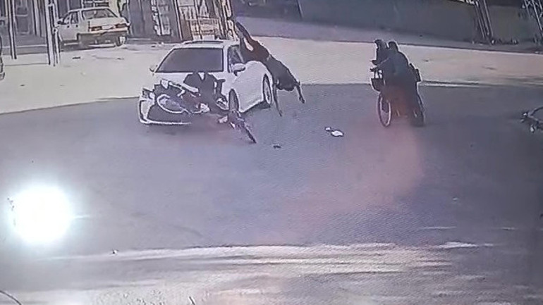 Kaza sonrası sağlık ekipleri ve polis olay yerinde
