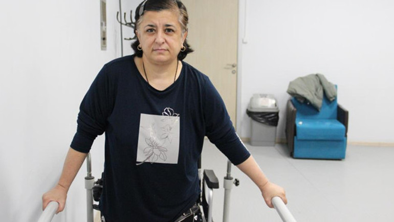 Rehabilitasyon sürecinde yürümeye çalışan hasta