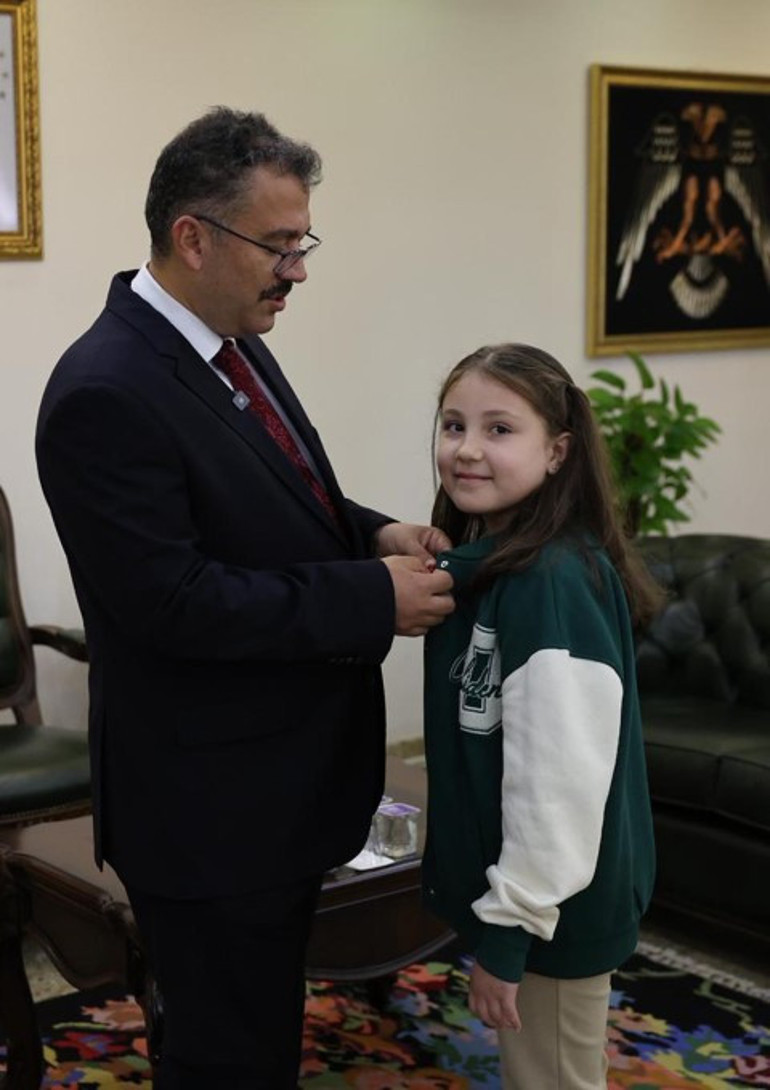 Ödül anı ve aileyle hatıra fotoğrafı
