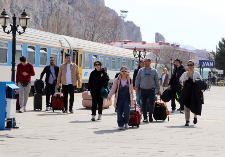Trenle gelen turistler