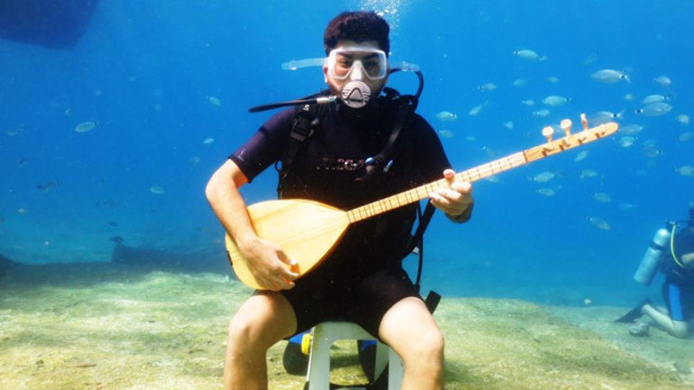 5 metre derinliğe dalan sanatçı, Neşet Ertaş türküsü söyledi Hayalini böyle gerçekleştirdi