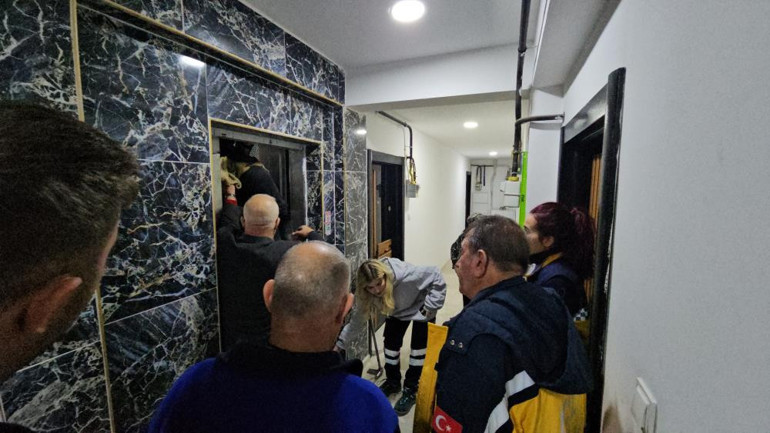 İtfaiye ekipleri asansörde mahsur kalan kişiyi kurtarıyor