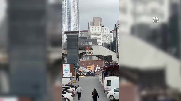 Beykent metrobüs üst geçidinde çıkan yangın