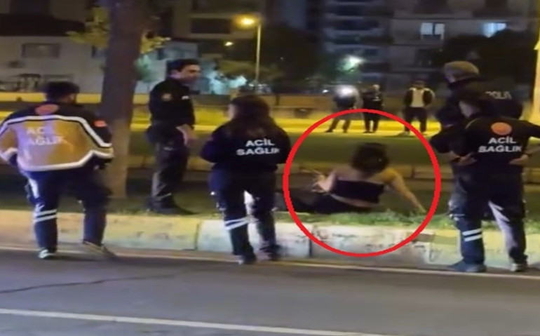 Yolda araçların önüne çıkan kadının görüntüsü