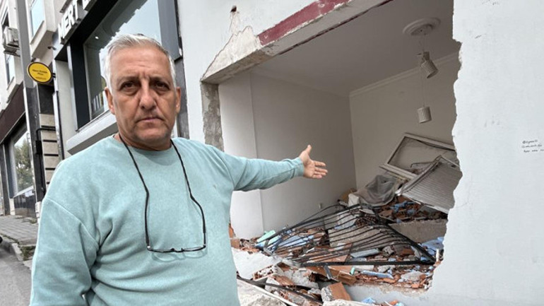 Kamyonun daireye çarpması sonucu oturma odasında oluşan hasar