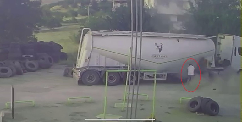 Tamir sırasında meydana gelen patlamanın ardından çevredeki hasar
