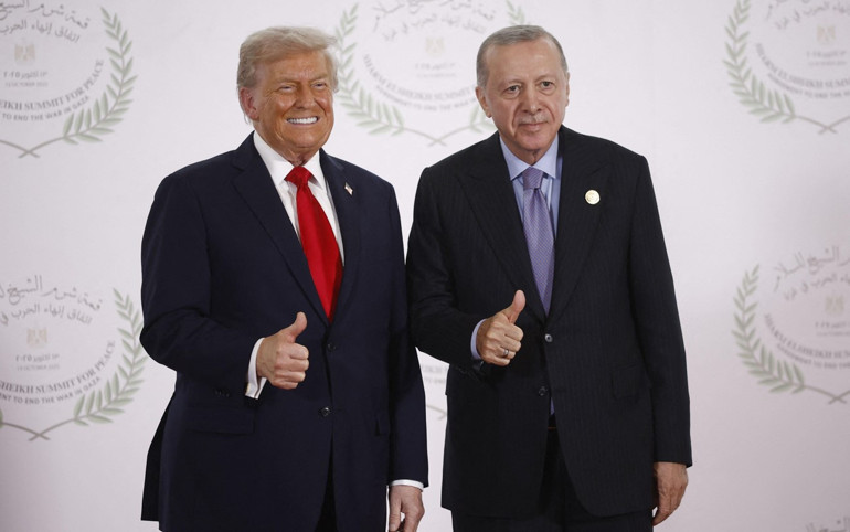 Atinayı çileden çıkaran kare Trump Erdoğanı överken biz dekor olduk