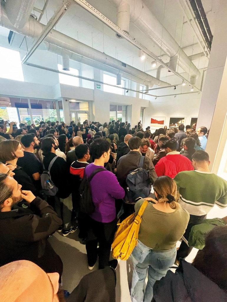 Yalnızlık sergisinde tribün kalabalığı