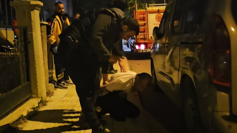 Evine çağırdığı arkadaşını kılıçla rehin aldı Polis ekipleri, şüpheliyi balkondan girerek etkisiz hale getirdi