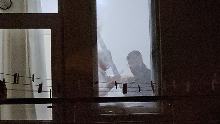 Evine çağırdığı arkadaşını kılıçla rehin aldı Polis ekipleri, şüpheliyi balkondan girerek etkisiz hale getirdi
