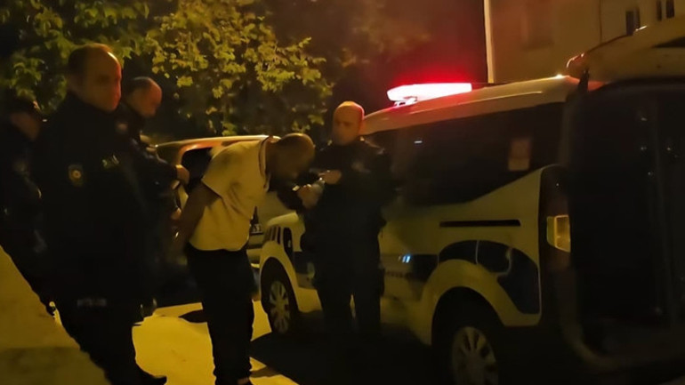 Evine çağırdığı arkadaşını kılıçla rehin aldı Polis ekipleri, şüpheliyi balkondan girerek etkisiz hale getirdi