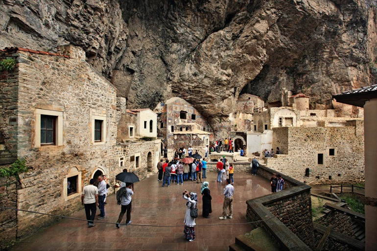 Karadeniz’in sarp kayalıklarında yüzyıllara meydan okuyan bir miras: Sümela Manastırı