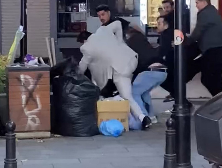 Kavga sonrası kalabalığın müdahalesi