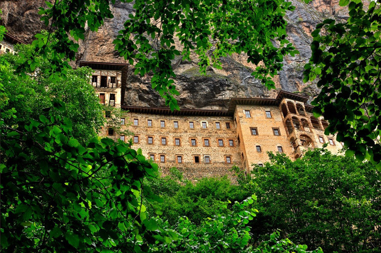 Karadeniz’in sarp kayalıklarında yüzyıllara meydan okuyan bir miras: Sümela Manastırı