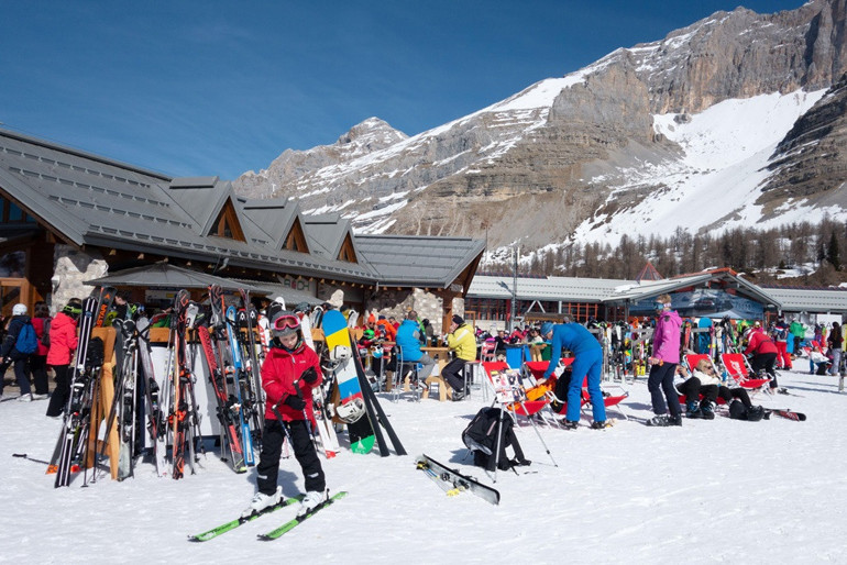 İtalya’nın gözde kayak merkezi ziyaretçi sınırlamasına gidiyor
