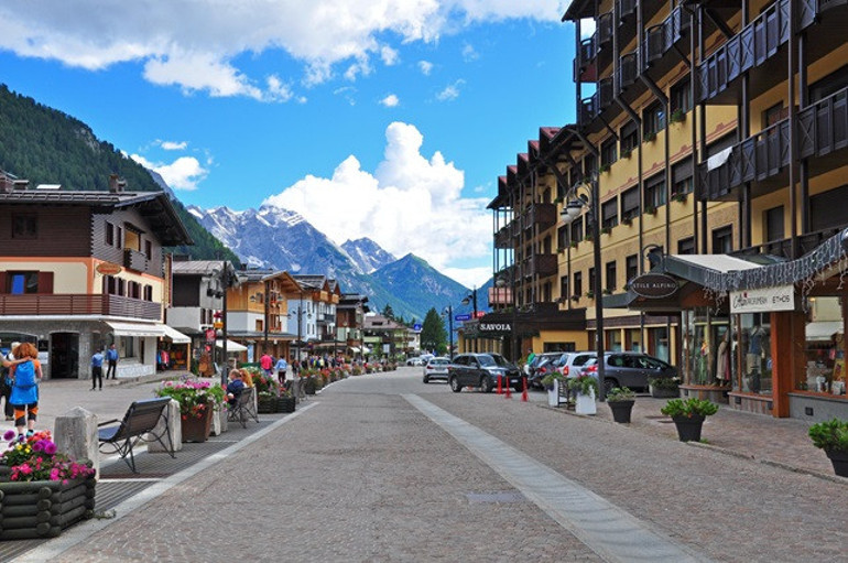 İtalya’nın gözde kayak merkezi ziyaretçi sınırlamasına gidiyor