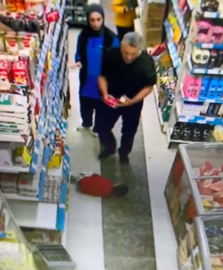 Görüntüler dehşete düşürmüştü Gözü dönmüş babadan pes dedirten ifade... Küçük çocuğu bu yüzden tekmelemiş