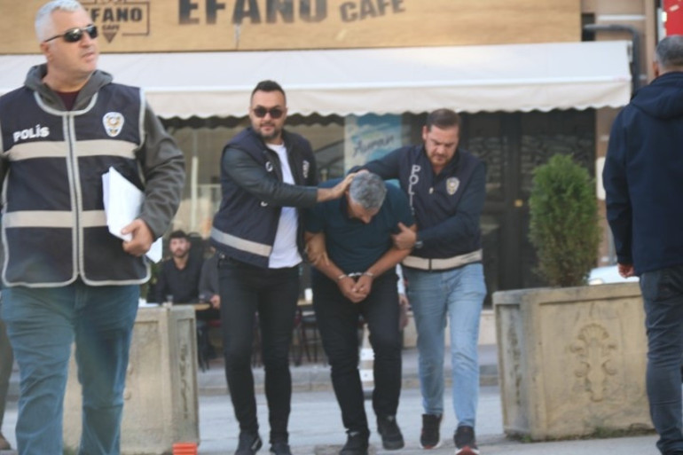Görüntüler dehşete düşürmüştü Gözü dönmüş babadan pes dedirten ifade... Küçük çocuğu bu yüzden tekmelemiş