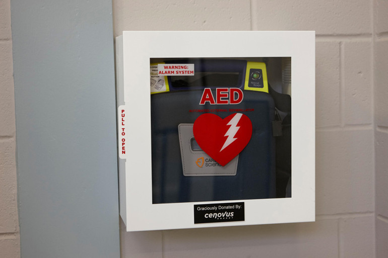 Dakikalarla yarışta önemli adım: “İlk 3 dakikada uygulanırsa hayatta kalma şansı yüzde 70’e çıkıyor” Otomatik şok cihazları zorunlu olacak ama herkes kullanabilecek mi