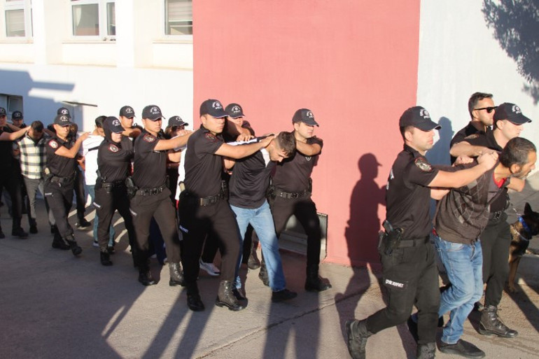 Elebaşları Yunanistanda tutuklu İşlemedikleri suç yok... Kanlı şebekeye darbe: 96 üyesi tutuklandı