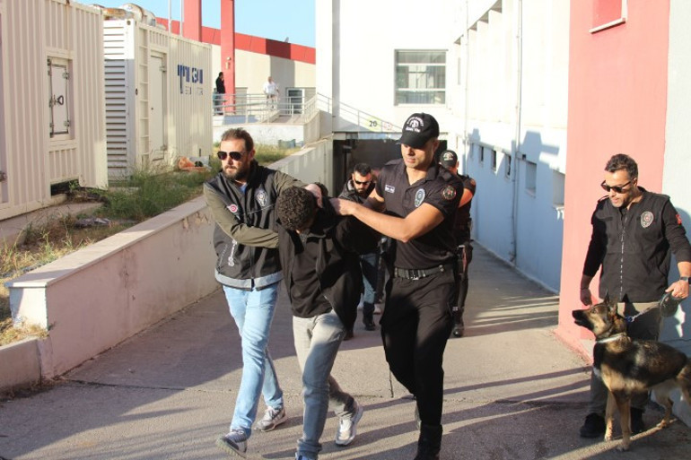 Elebaşları Yunanistanda tutuklu İşlemedikleri suç yok... Kanlı şebekeye darbe: 96 üyesi tutuklandı