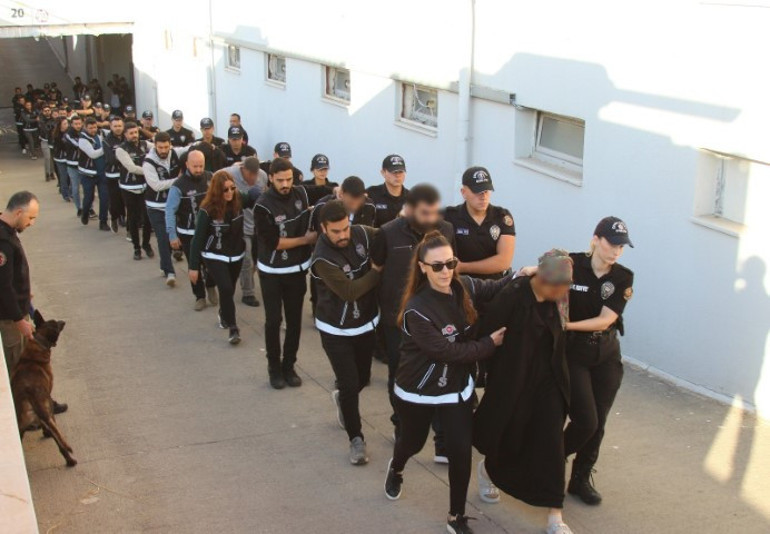 Elebaşları Yunanistanda tutuklu İşlemedikleri suç yok... Kanlı şebekeye darbe: 96 üyesi tutuklandı