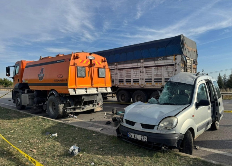 Feci kaza… Kamyonla ticari araç çarpıştı: 4 ölü, 2 yaralı