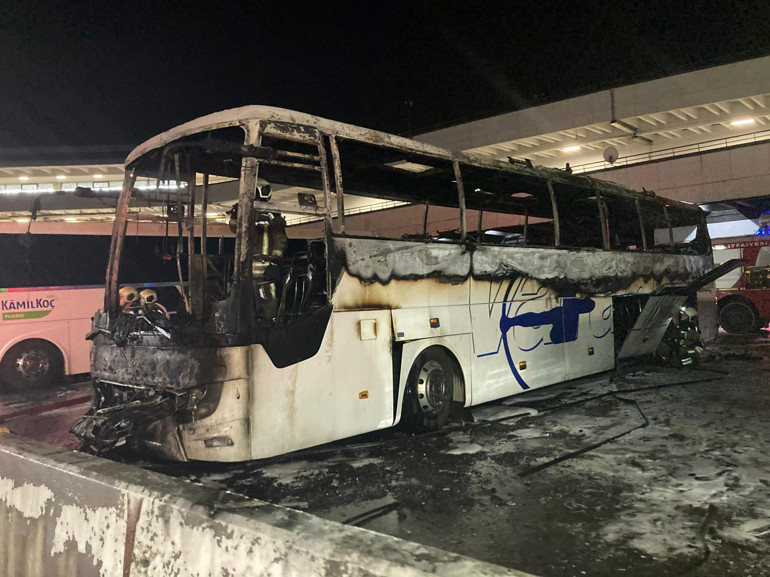 AŞTİ'de park halindeki yolcu otobüsü alev aldı