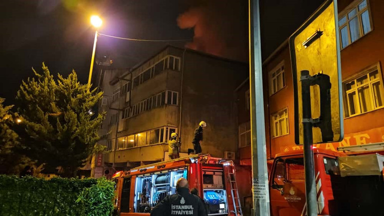Beyoğlu'nda çatıda çıkan yangından yükselen alevler