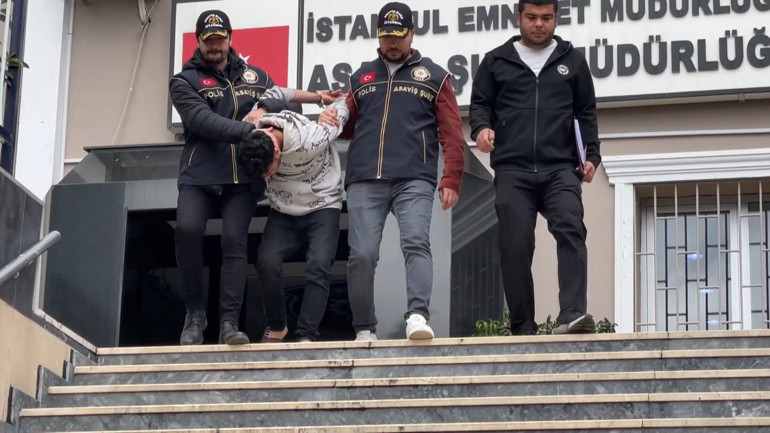 Olay yerinde inceleme yapan polis ekipleri