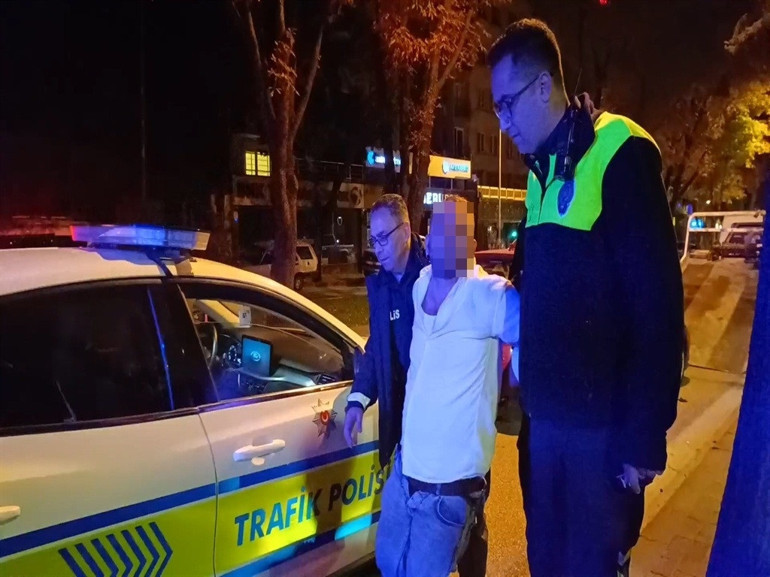 Alkollü sürücü aracını ekiplerin üzerine sürdü Amcam MİTte deyip kurtulmaya çalıştı