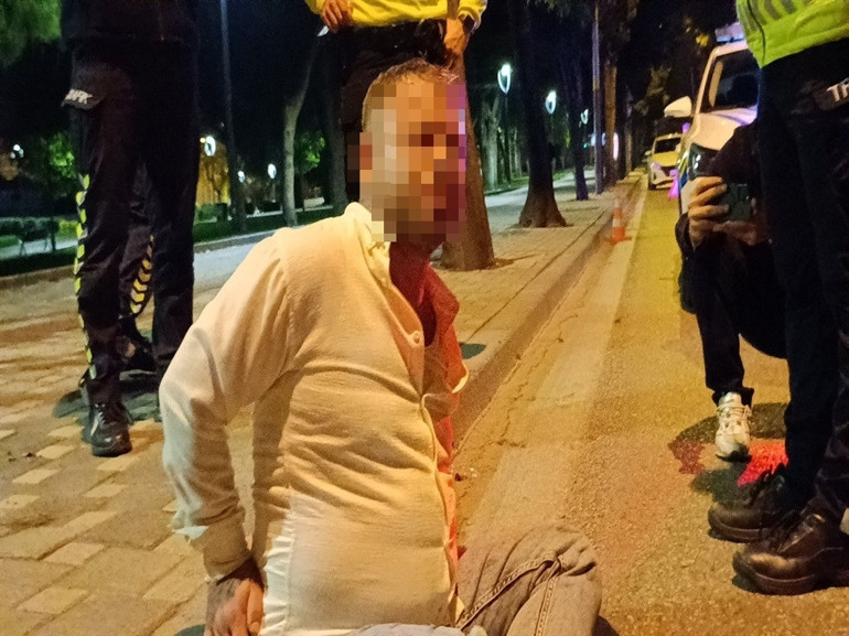 Alkollü sürücü aracını ekiplerin üzerine sürdü Amcam MİTte deyip kurtulmaya çalıştı