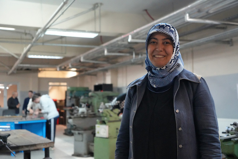 30 erkek öğrenci arasında 45 yaşında tek kadın
