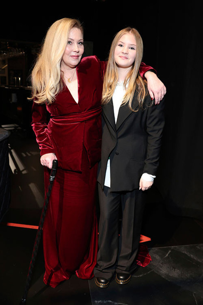 İki kez yendiği kanser bile onu böyle yıkmamıştı... Ünlü oyuncu tek evladı için direniyor... Karşınızdayım, kolu kanadı kırık